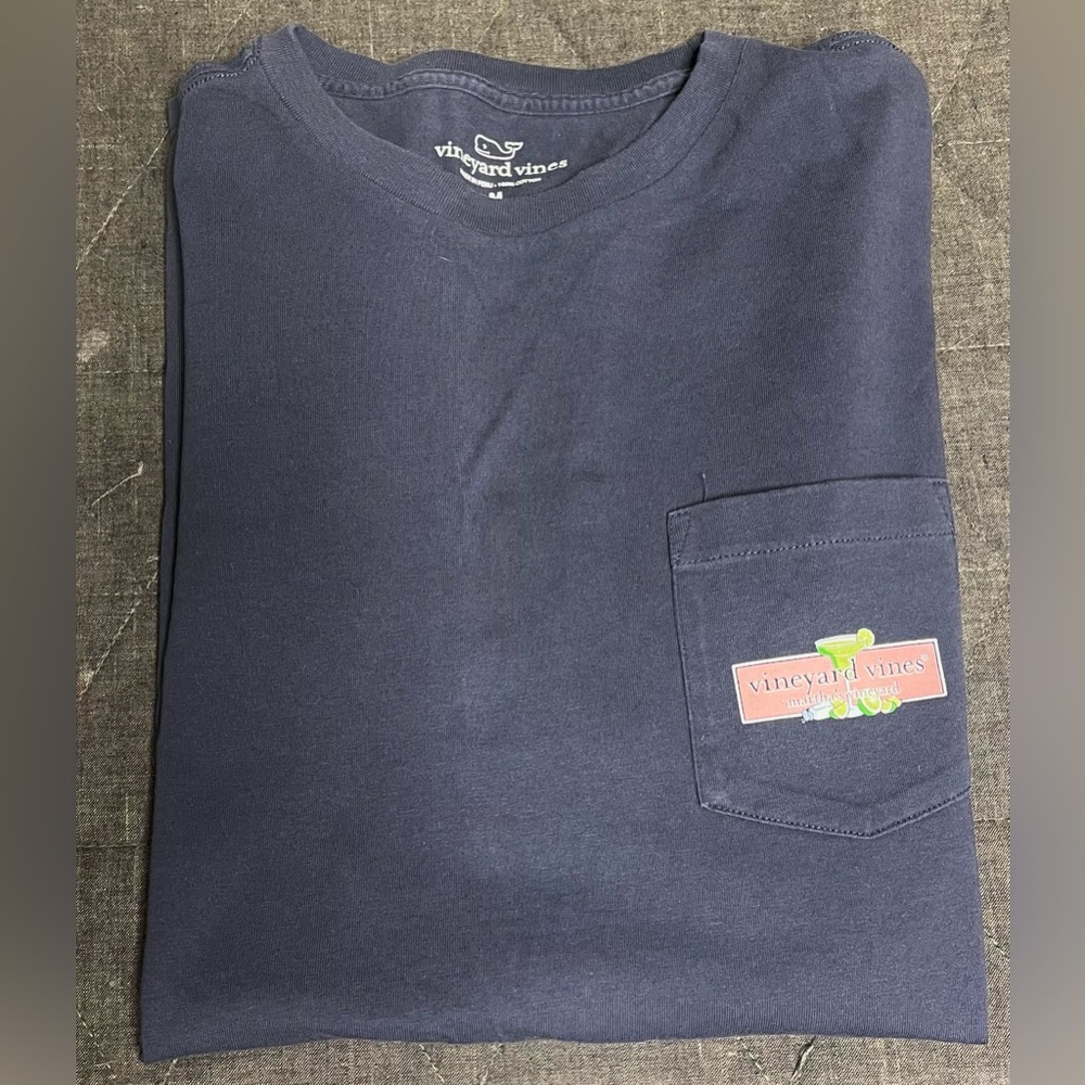 Vineyard Vines Men’s Medium Pocket Tee.